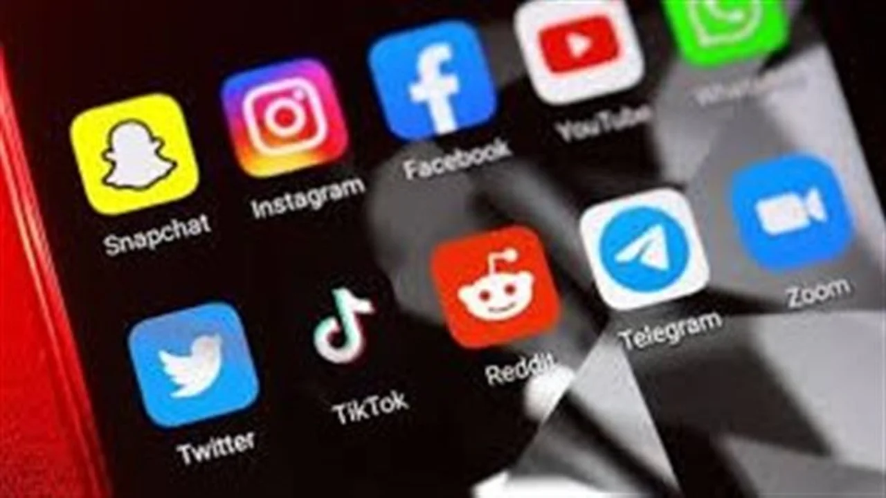 بريطانيا تعتزم حظر منصات التواصل الضارة للأطفال دون 16 عامًا